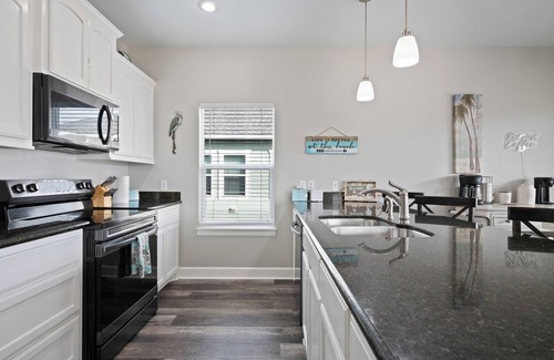 Crystal Beach House | Charming Beach House | Ocean View, 3BR, Sleeps 9, Pet-Friendly & Fully Equipped!