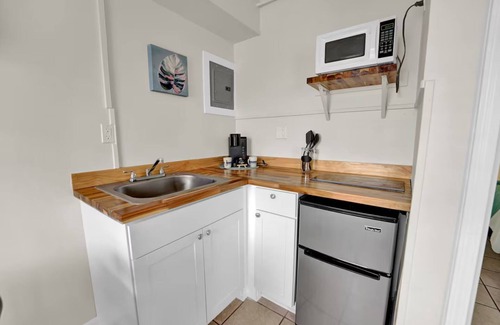 Crescent Beach Apartment | Charming Beach Retreat | Thunder Beach Wkend Open