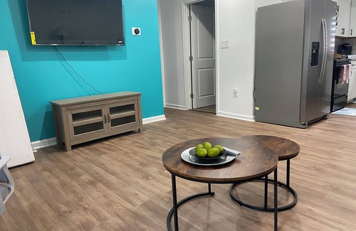 Williamsburg Apartment | Charming Beach-Style 2-bedroom apartment - Near All the Action!