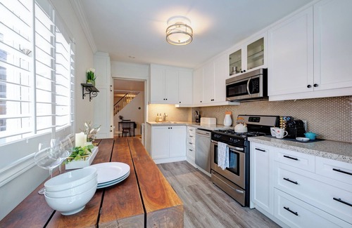 Birch Cliff House | Charming Beaches Retreat | Renovated 2-Bedroom House with Yoga Studio