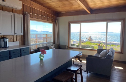 Ferndale Cottage | Charming beachfront cottage w/sweeping views of San Juan Islands with WiFi, AC