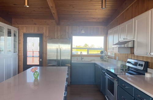 Ferndale Cottage | Charming beachfront cottage w/sweeping views of San Juan Islands with WiFi, AC