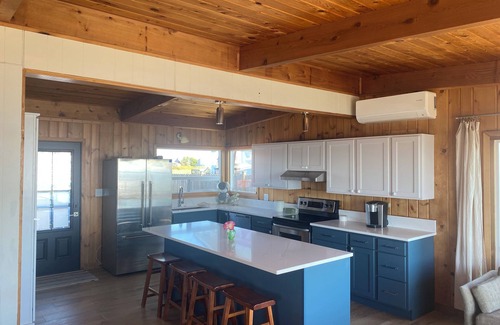 Ferndale Cottage | Charming beachfront cottage w/sweeping views of San Juan Islands with WiFi, AC