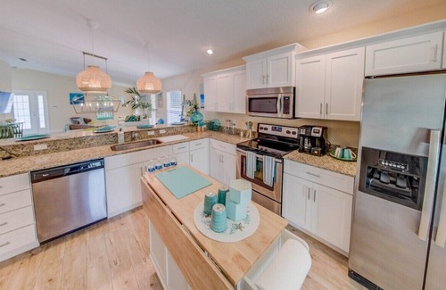 Palm Coast House | Charming Beachside Home Heated Pool Free Golf Cart