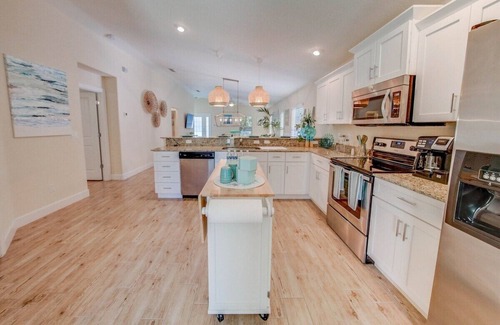 Palm Coast House | Charming Beachside Home Heated Pool Free Golf Cart