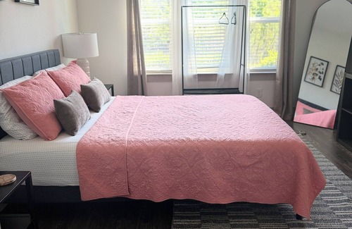 Farmers Branch Bed & Breakfast | Charming bed & breakfast with Canalside view