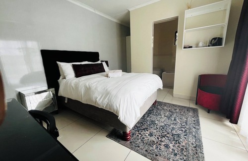 Selborne Bed & Breakfast | Charming bed & breakfast with 10 bedrooms and WiFi, AC in enjoyable East London