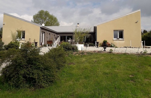 Morcourt House | Charming bedroom and its bathroom