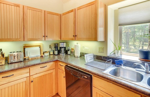 Oregon Water Wonderland Cabin | Charming Bend Cabin w/ Private Hot Tub & Fire Pit!