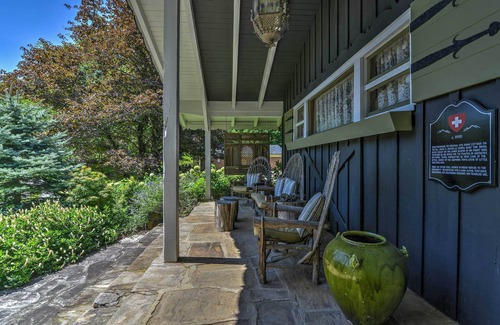 Little Switzerland Cottage | Charming Blue Ridge Cottage w/Stunning Views!