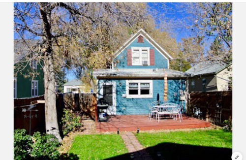 Montrose House | Charming Blue Bungalow Downtown Historic Montrose