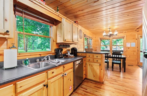 Mineral Bluff Cabin | Charming Blue Ridge Cabin! Hot Tub, Hiking, Close to Blue Ridge Attractions!