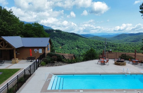 Burnsville Cabin | Charming Blue Ridge Cabin w/Mountain Views & Pool