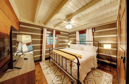 Hidden Lake Cabin | Charming Blue Ridge Mountain Cabin w/Hot Tub