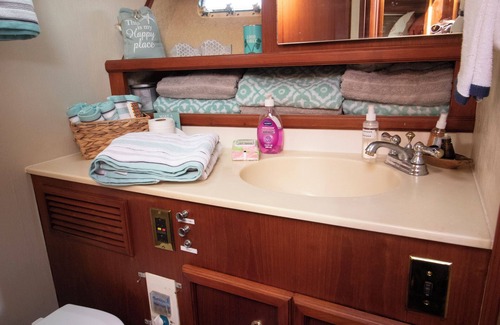 Panama City Boat Rental | Charming boat with AC and WiFi in wonderful Panama City