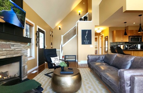 Central Okanagan Cottage | Charming Boutique Cottage with Amazing Lake View