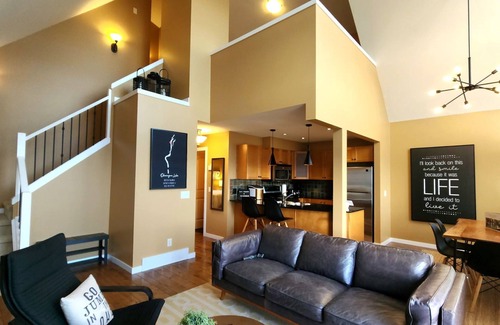 Central Okanagan Cottage | Charming Boutique Cottage with Amazing Lake View
