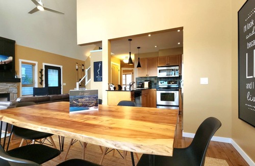 Central Okanagan Cottage | Charming Boutique Cottage with Amazing Lake View