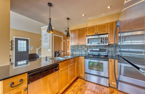 Central Okanagan Cottage | Charming Boutique Cottage with Amazing Lake View
