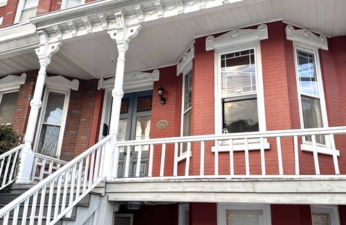 Bayonne House | Charming Brick Row House close to NYC