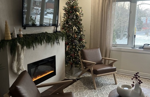 Aldershot House | Charming, bright designer Burlington bungalow *HOT TUB * FIREPLACE*: 3 br