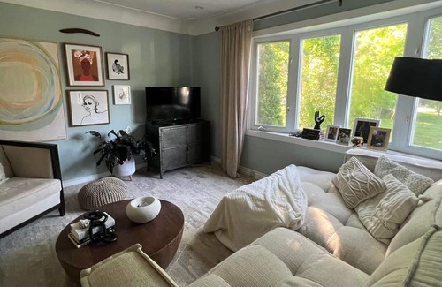 Aldershot House | Charming, bright designer Burlington bungalow *HOT TUB * FIREPLACE*: 3 br