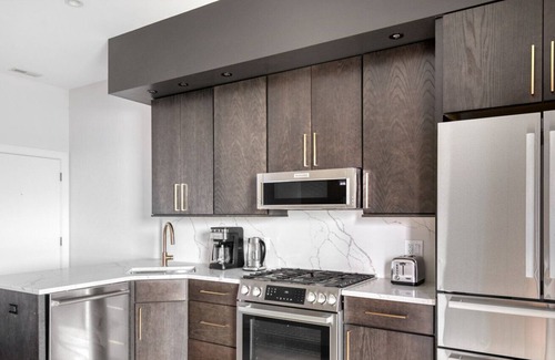 Bucktown Apartment | Charming Bucktown 2BR nr I-90, by Blueground