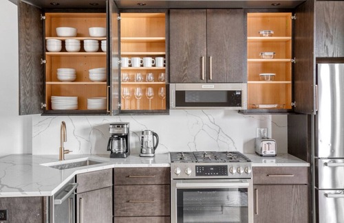 Bucktown Apartment | Charming Bucktown 2BR nr I-90, by Blueground