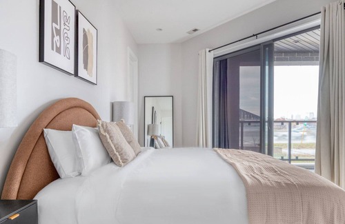 Bucktown Apartment | Charming Bucktown 2BR nr I-90, by Blueground