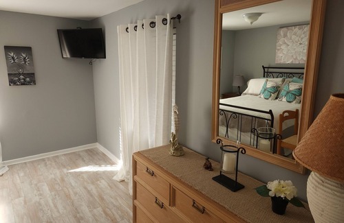 Charlotte Harbor House | Charming bungalow - Walk to SunSeekers Resort, the Fishing Pier and Beach