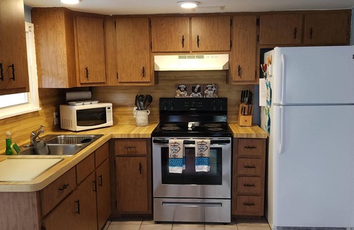 Charlotte Harbor House | Charming bungalow - Walk to SunSeekers Resort, the Fishing Pier and Beach