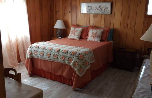 Charlotte Harbor House | Charming bungalow - Walk to SunSeekers Resort, the Fishing Pier and Beach
