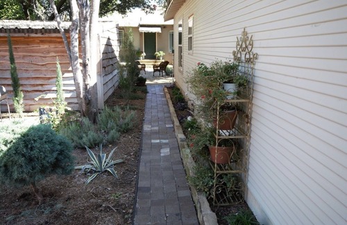 Fort Worth House | Charming Bungalow a Stone's Throw from the TCU Campus in Peaceful Fort Worth
