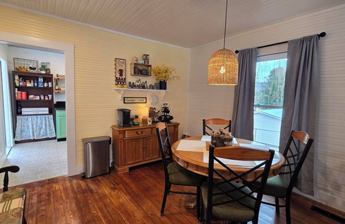 Andrews House | Charming Bungalow in Downtown Andrews I Explore-Shop-Eat