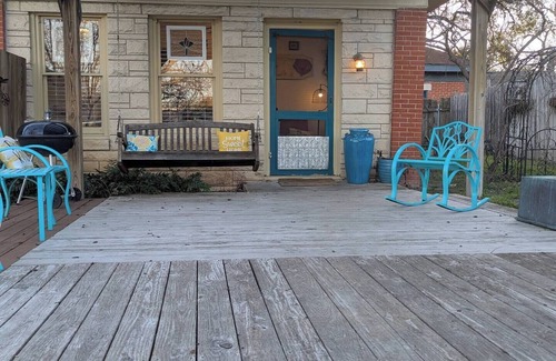 Starkefield House | Charming bungalow near downtown Round Rock! High speed Wi-Fi!