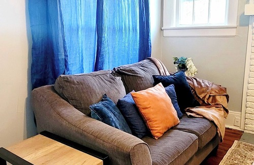 Bristol House | Charming Bungalow on a Budget - Dog & Family Friendly, Outdoor Area, Laundry