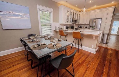 Lakeland House | Charming Bungalow steps from Lake Hollingsworthnn