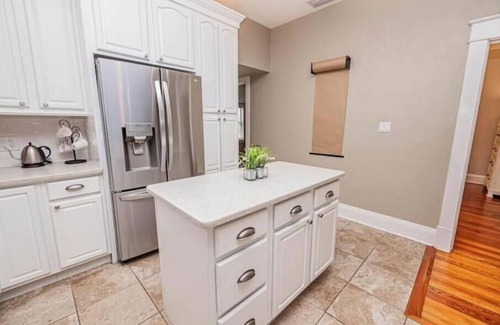 Lakeland House | Charming Bungalow steps from Lake Hollingsworthnn