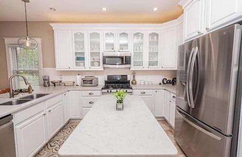Lakeland House | Charming Bungalow steps from Lake Hollingsworthnn