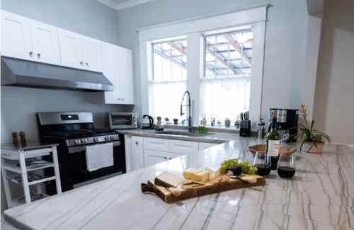 Ybor City House | Charming Bungalow with Guesthouse Hot tub, Fire Pit,Outdoor Kitchen-Pet friendly