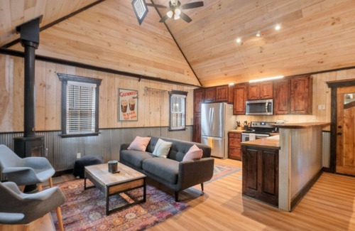 Rising Fawn Cabin | Charming cabin by Cloudland Canyon with hot tub, bonus studio & screened porch