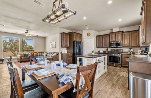 Williams House | Charming Cabin Close to Grand Canyon South Rim, Family Friendly, Telescope, Fun!