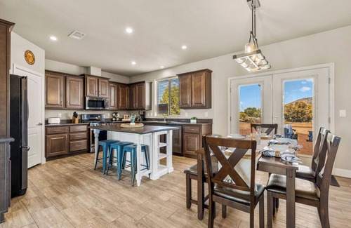 Williams House | Charming Cabin Close to Grand Canyon South Rim, Family Friendly, Telescope, Fun!