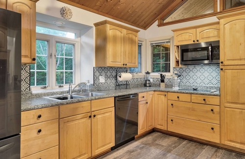 Gatlinburg Cottage | Charming Cabin Downtown Gatlinburg Theatre, Arcade Games, Fire Pit, HotTub