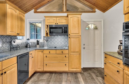 Gatlinburg Cottage | Charming Cabin Downtown Gatlinburg Theatre, Arcade Games, Fire Pit, HotTub