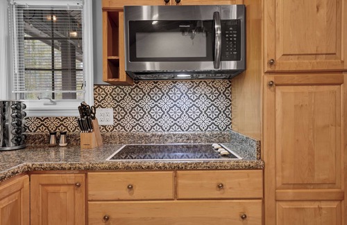 Gatlinburg Cottage | Charming Cabin Downtown Gatlinburg Theatre, Arcade Games, Fire Pit, HotTub