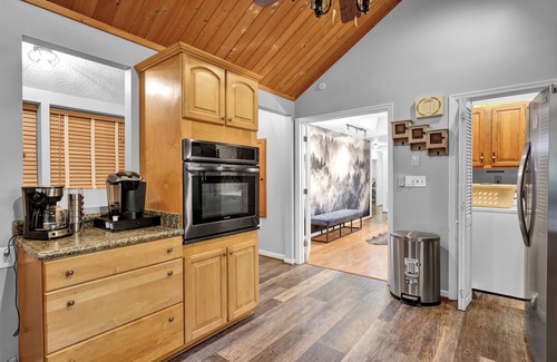 Gatlinburg Cottage | Charming Cabin Downtown Gatlinburg Theatre, Arcade Games, Fire Pit, HotTub