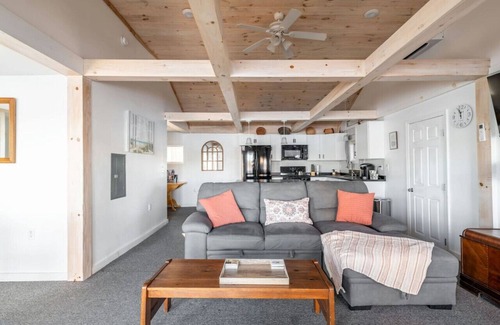 Eddington House | Charming Cabin Getaway: Sunrise and Sunset Views