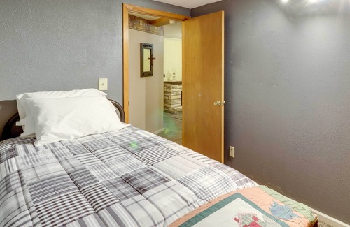 Mountain View Cabin | Charming Cabin in Mountain View w/ Deck!