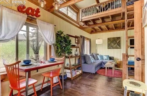 Woodland Park Cabin | Charming cabin in delightful Woodland Park with WiFi